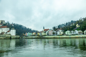 Fototapeta premium Frühlingswanderung durch das Vorland des Bayerischen Wald bei Passau - Bayern - Deutschland 