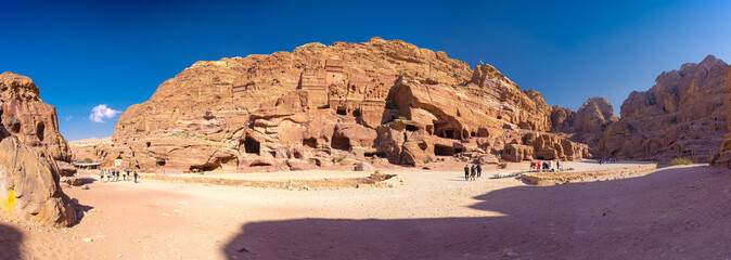 Petra w Jordanii. Widok panoramiczny na skalną formację na pustyni. - obrazy, fototapety, plakaty
