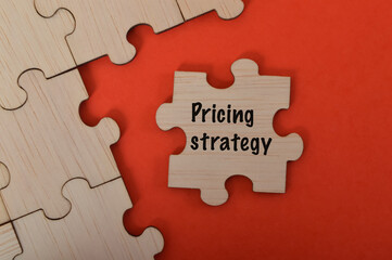 Fototapeta premium The word PRICING STRATEGY is written on jigsaw puzzle.