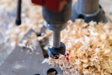 Werkstattunfall mit der Bohrmaschine bei der Holzbearbeitung.