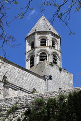Fototapeta na wymiar Clocher de l'église Saint-Michel de La-Garde-Adhémar