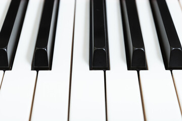 Klaviertastatur von schräg vorne