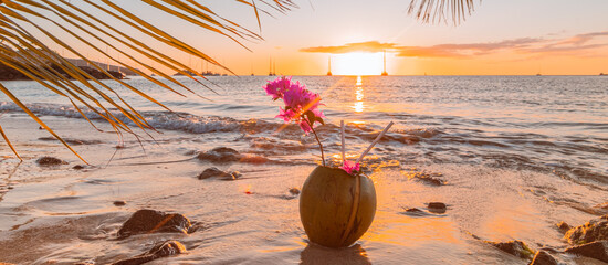 Noix de coco fraîche sur le sable au coucher de soleil en Martinique, Antilles Françaises.	