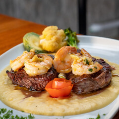Plato fuerte con carne y camarones gigantes. Cena ideal
