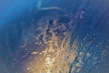 Blauer Hintergrund mit goldbraunem Wassermuster 