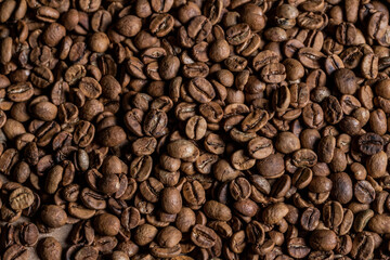 Naklejka premium there are lots of roasted coffee beans on the ground