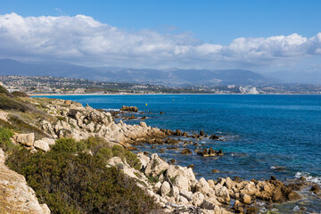 Fototapeta na wymiar Panorama sur la côte jusqu'à Nice depuis le sentier du Fort Carré à Antibes