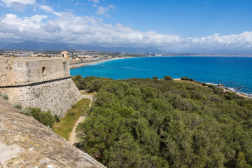Fototapeta na wymiar Panorama sur la côte jusqu'à Nice depuis le Fort Carré à Antibes
