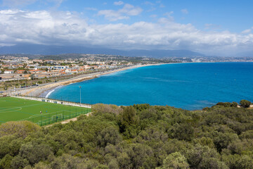 Fototapeta na wymiar Panorama sur la côte jusqu'à Nice depuis le Fort Carré à Antibes