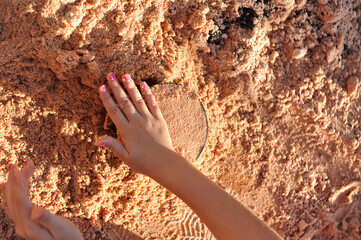 criança brincando na areia 
