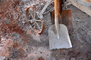 ferramentas de trabalho em obra de constru&ccedil;&atilde;o 