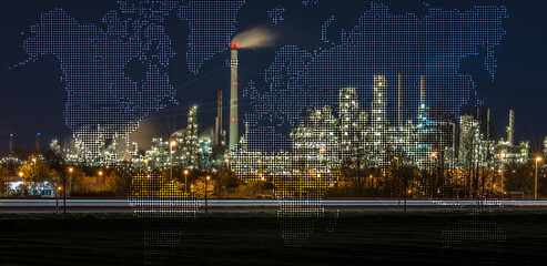 Große Raffinerie mit einer vernetzten Weltkarte als Symbol für die wirtschaftliche Globalisierung