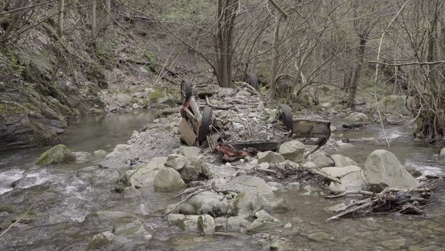 Rottame di automobile incidentata, ribaltata dentro un torrente montano Piemonte, Italia