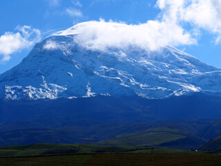 Obraz na płótnie Canvas Lenticular clouds above Chimborazo volcano in Ecuador