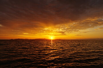 Obraz premium 沖縄県小浜島 美しい朝焼け