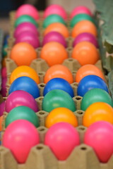 Bunt gefärbte Eier auf einem Wochenmarkt