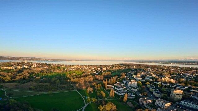 Luftaufnahme von Konstanz und dem Bodensee &uuml;ber dem Hockgraben beim Sonnenuntergang. Bodensee, Konstanz, Baden-W&uuml;rttemberg, Deutschland, Europa.