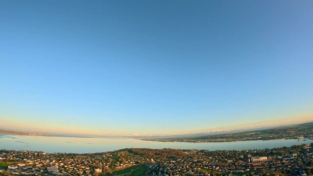 Luftaufnahme von Konstanz, der Insel Mainau, der Universit&auml;t und dem Bodensee &uuml;ber dem Hockgraben beim Sonnenuntergang. Bodensee, Konstanz, Baden-W&uuml;rttemberg, Deutschland, Europa.