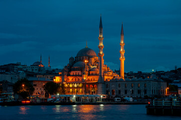 Fototapeta na wymiar New Mosque (Yeni Cami) in blue night in istanbul