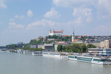 Obraz premium Beautiful view of the Bratislava castle on the banks of the Danube in the old town of Bratislava, Slovakia on a sunny summer day