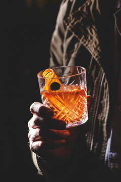 Preparaci&oacute;n de un trago Negroni t&iacute;pico italiano