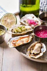 ostras con salsas y jugo natural