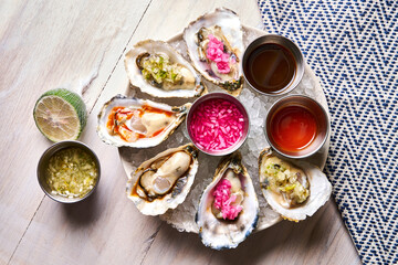 ostras con salsas y jugo natural
