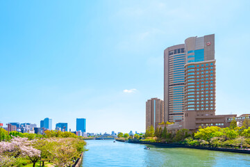 大阪市に流れる大川と都市風景