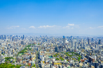 大阪中心部の街並みと青空