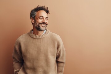 Obraz premium cheerful middle aged man smiling at camera isolated on beige