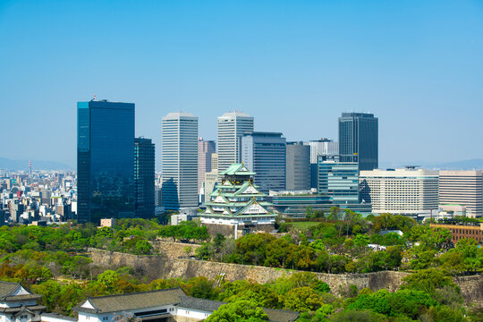 爽やかな初夏の青空と大阪城