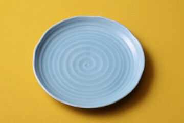 青い渦巻き柄の皿の背景素材