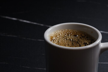 淹れたてのフレッシュなコーヒーが入ったコーヒーカップ