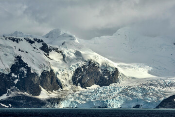 Obraz premium Mountain Peaks and Glaciers of Elephant Island in Antarctica