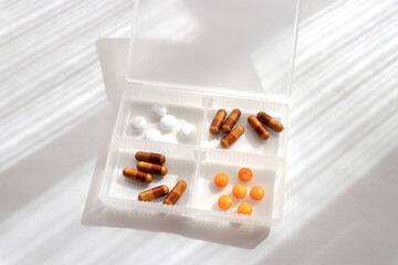 ケースに入った錠剤とカプセルのサプリメント　美容イメージ