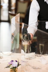 ウェディングアテンダーがシャンパンを注ぐ　wedding attendant pours champagne