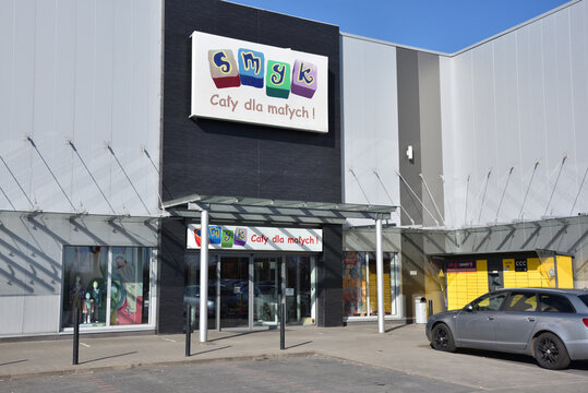 Polska, Wroclaw - 1 marca 2023: wejscie do sklepu Smyk w centrum handlowym Mlyn.