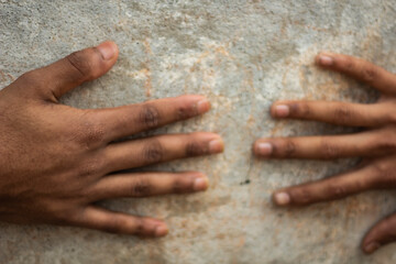 Ten fingers of both hands are placed on the ground