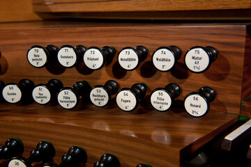 Knäufe zur Registrierung der Orgel, Kloster in Beuron, Deutschland