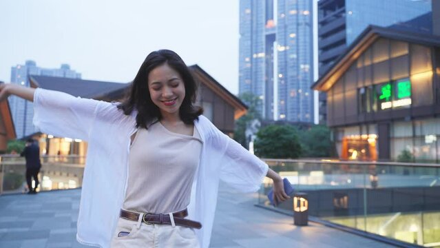 A girl full of vitality walks on the streets of Chengdu and smiles happily
