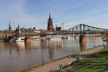 Frankfurter Wahrzeichen; Blick vom Sachsenhäuser Ufer auf Eisernen Steg und Kaiserdom