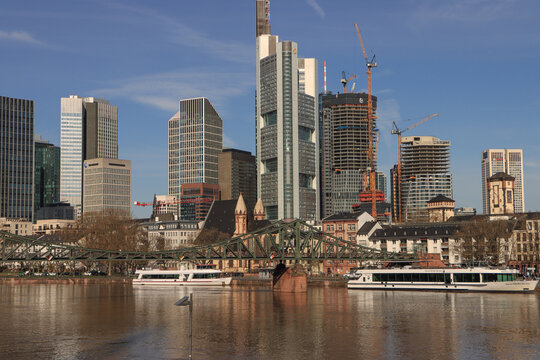Frankfurt am Main; Skyline &uuml;ber dem Mainkai und dem Eisernen Steg im April 2023