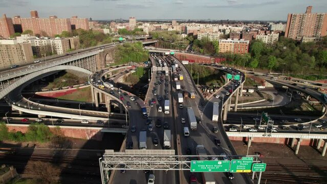 Intense traffic pattern at rush hour. I-95 Expressway between Manhattan and the Bronx, New York City. 4K aerial