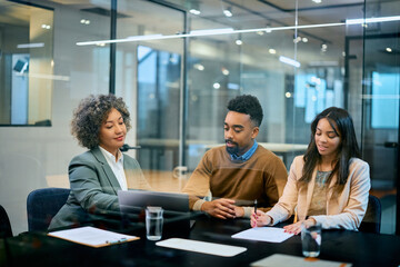Obraz premium Insurance agent and black couple using laptop on meeting in office.