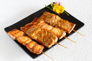 Assortiment de brochettes yakitori: brochette de poulet, brochette de boeuf fromage, brochette de...
