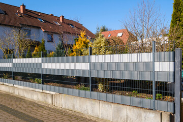 Doppelstabmattenzaun mit Sichtschutzstreifen vor Reihenhaus, Nordrhein-Westfalen, Deutschland, Europa
