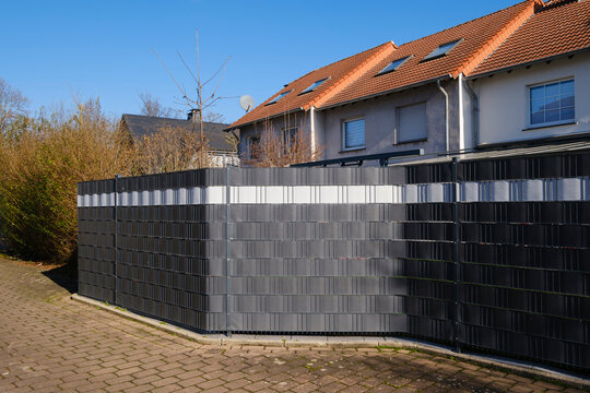 Doppelstabmattenzaun mit Sichtschutzstreifen vor Reihenhaus, Nordrhein-Westfalen, Deutschland, Europa