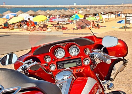 Large dashboard of a heavy Harley Davidson CVO touring machine