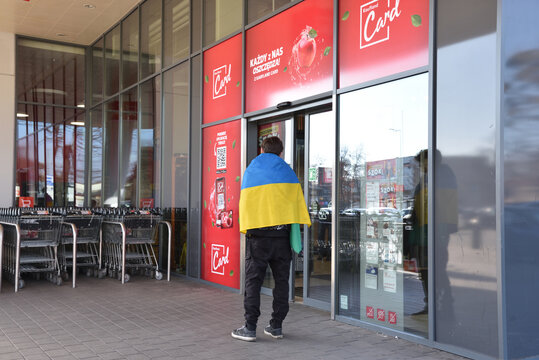 Polska, Wroclaw - 1 marca 2023: sklep Kufland we Wroclawiu przy ulicy Dlugosza. Wolontariusz zbierajacy pieniadze na pomoc Ukrainie.