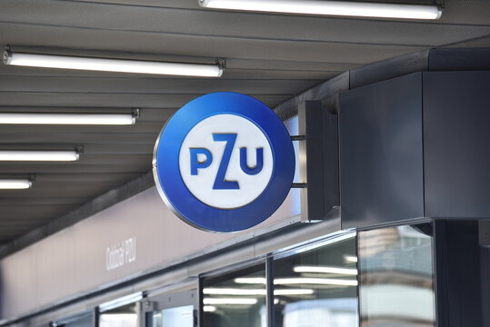 Polska, Wroclaw - 3 kwietnia 2023: logo Powszechnego Zakladu Ubezpieczen PZU przy placu Dominikanskim.